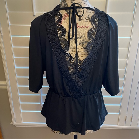 Elegant Black Lace V-Neck Blouse - Picture 2 of 3